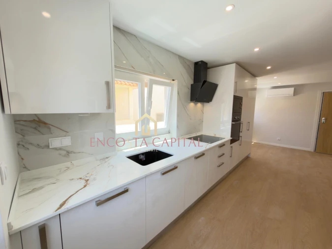 Apartamento T1 para Venda em Carcavelos e Parede Foto 8