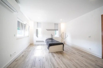 Moradia T6 para Venda em Corroios