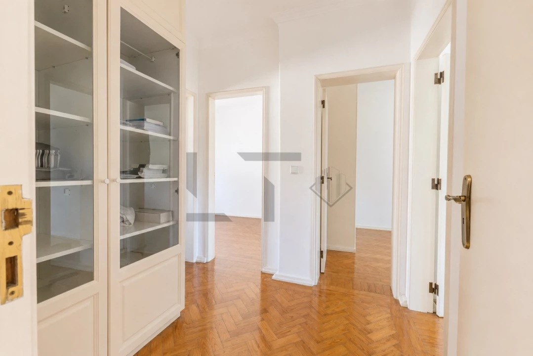 Apartamento T4 para Venda em Alvalade Foto 5