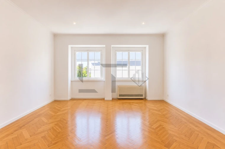Apartamento T4 para Venda em Alvalade Foto 2