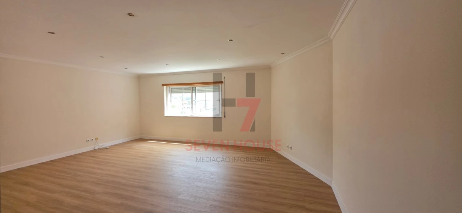 Apartamento T3 para Venda em Santo Antão e São Julião do Tojal Foto 2