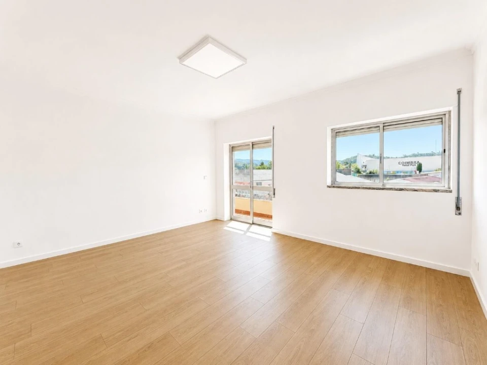 Apartamento T3 para Arrendamento em Sé Nova, Santa Cruz, Almedina e São Bartolomeu Foto 2
