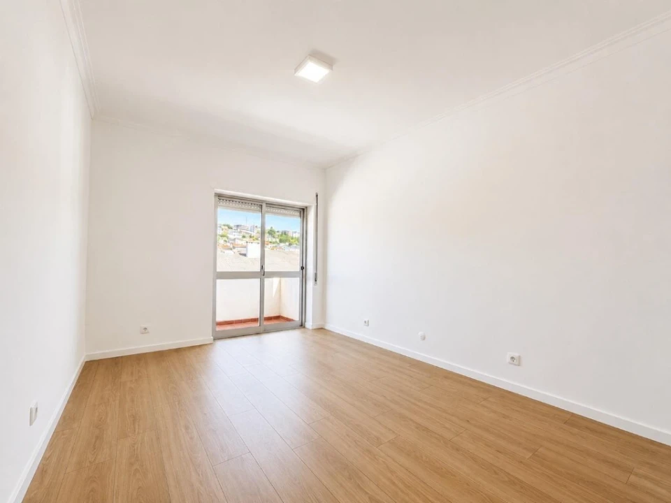 Apartamento T3 para Arrendamento em Sé Nova, Santa Cruz, Almedina e São Bartolomeu Foto 8