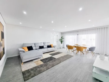 Apartamento T3 para Venda em Quelfes
