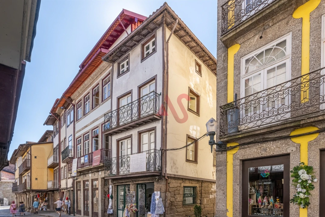 Prédio para Venda em Oliveira, São Paio e São Sebastião Foto 1