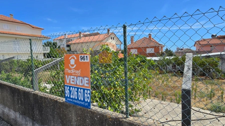 Terreno para Venda em Santo António dos Cavaleiros e Frielas