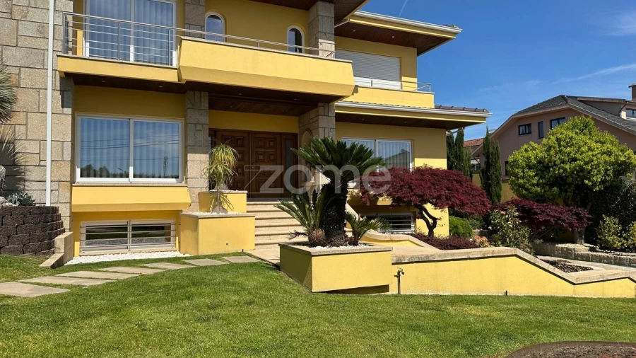 Moradia T6 para Venda em Seroa