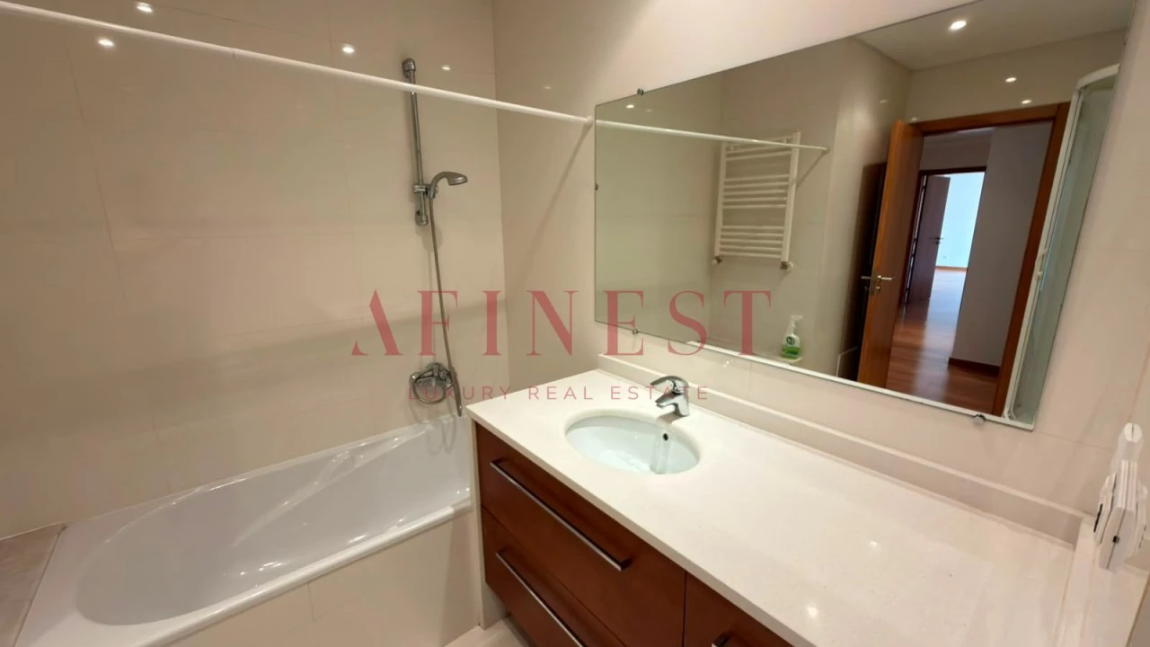 Apartamento T4 para Arrendamento em Santa Maria e São Miguel, São Martinho, São Pedro Penaferrim Foto 13