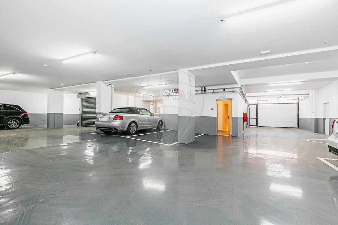 Garagem para Arrendamento em Campolide Foto 2