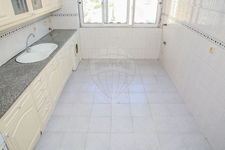 Apartamento T2 para Venda em Carregado e Cadafais Foto 10