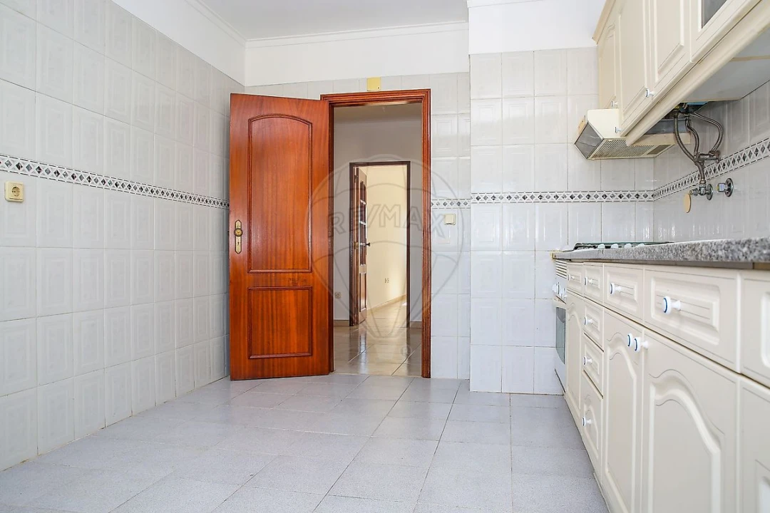 Apartamento T2 para Venda em Carregado e Cadafais Foto 9