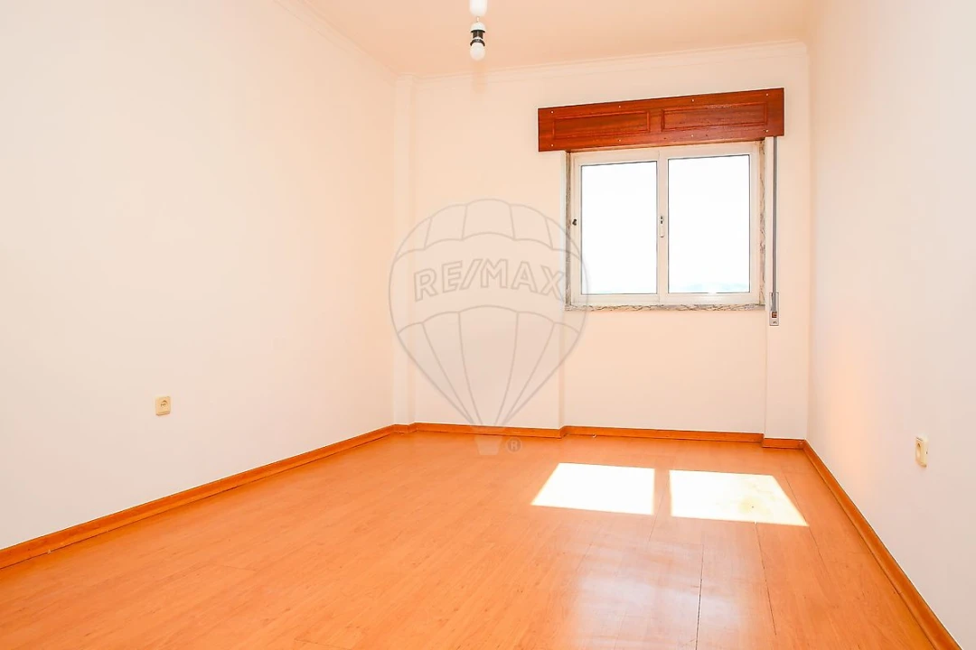 Apartamento T2 para Venda em Carregado e Cadafais Foto 14
