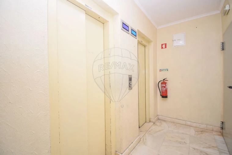 Apartamento T2 para Venda em Rio de Mouro Foto 17