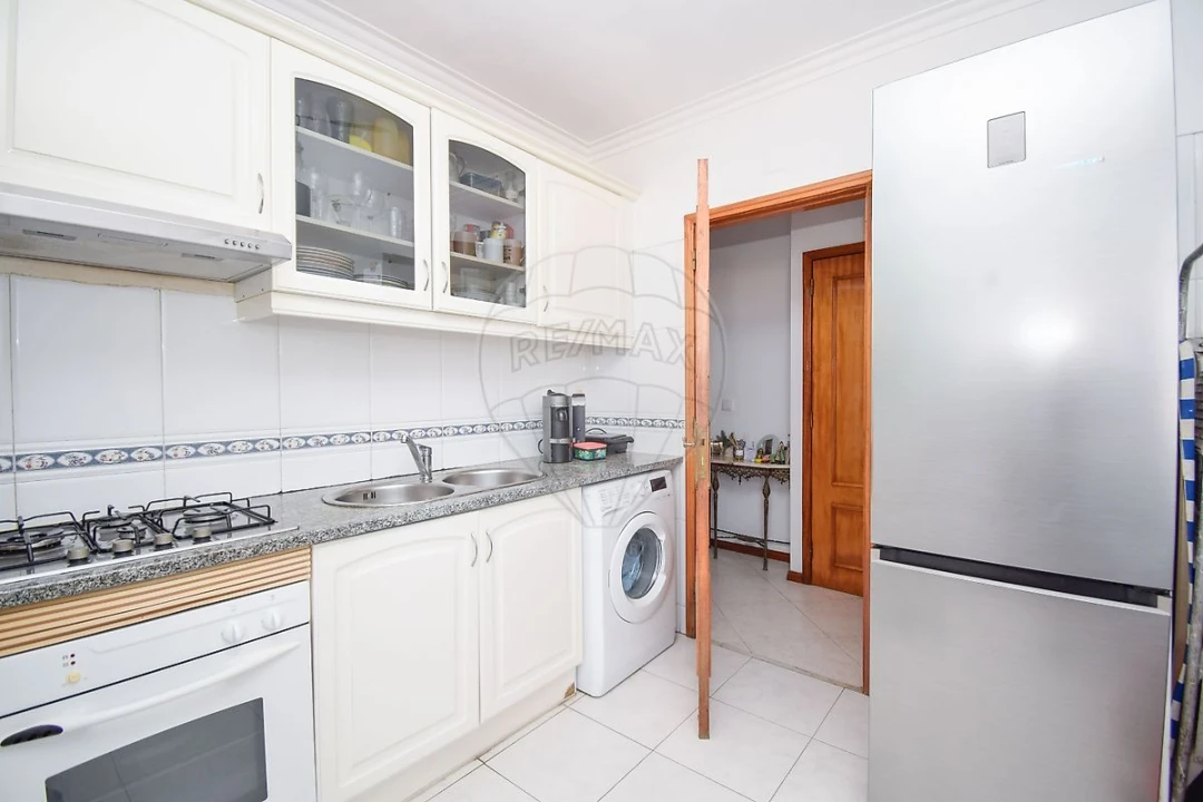 Apartamento T2 para Venda em Rio de Mouro Foto 8