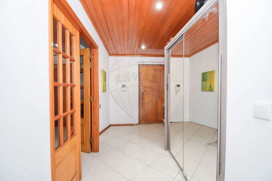 Apartamento T2 para Venda em Rio de Mouro Foto 11