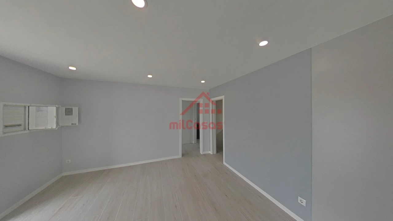Moradia T2 para Venda em São Pedro da Cadeira Foto 85