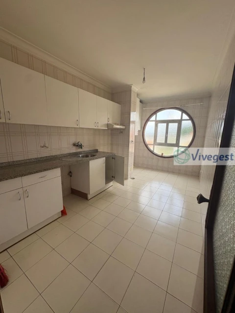 Apartamento T2 para Arrendamento em Nogueira e Silva Escura