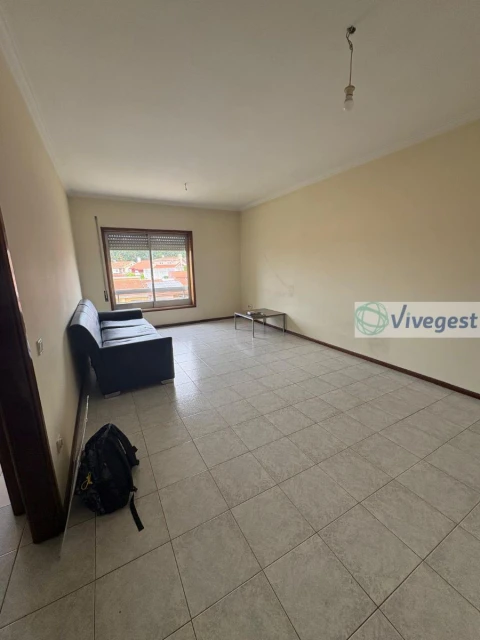 Apartamento T2 para Arrendamento em Nogueira e Silva Escura