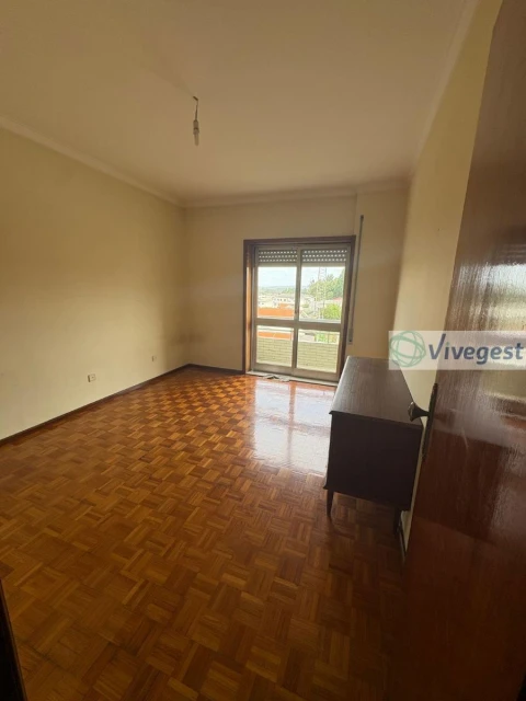 Apartamento T2 para Arrendamento em Nogueira e Silva Escura
