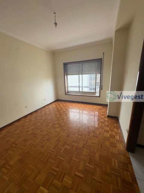 Apartamento T2 para Arrendamento em Nogueira e Silva Escura