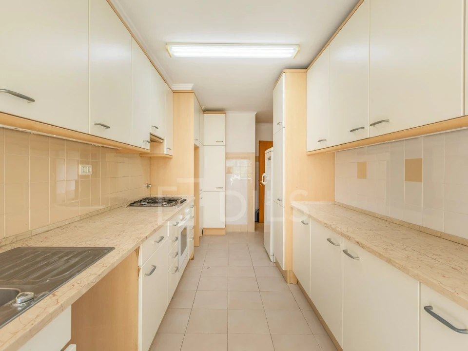 Apartamento T3 para Venda em Campolide Foto 11