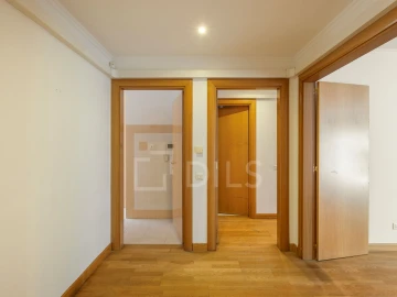 Apartamento T3 para Venda em Campolide