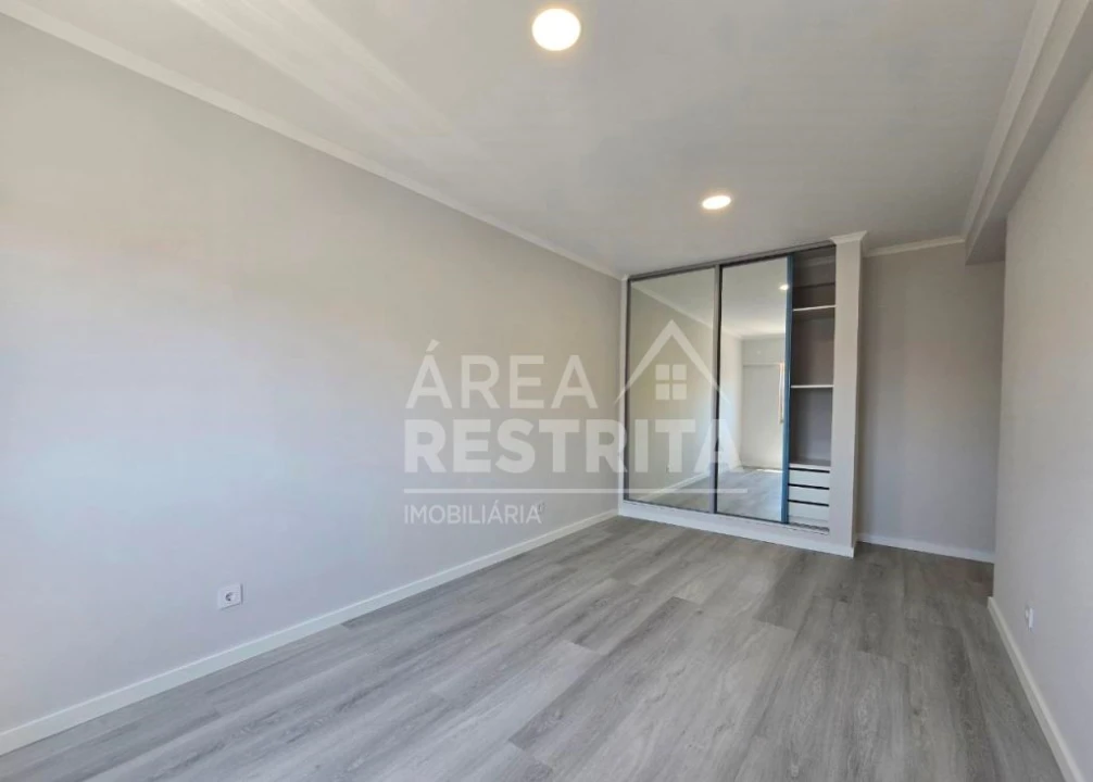 Apartamento T4 para Venda em Amora Foto 14