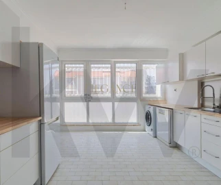 Apartamento T3 para Venda em Carcavelos e Parede