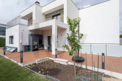 Moradia T4 para Venda em Carnaxide e Queijas