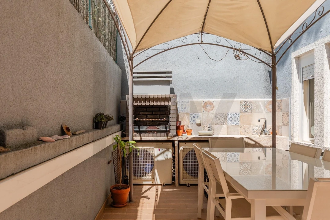 Apartamento T2 para Venda em Campolide Foto 3