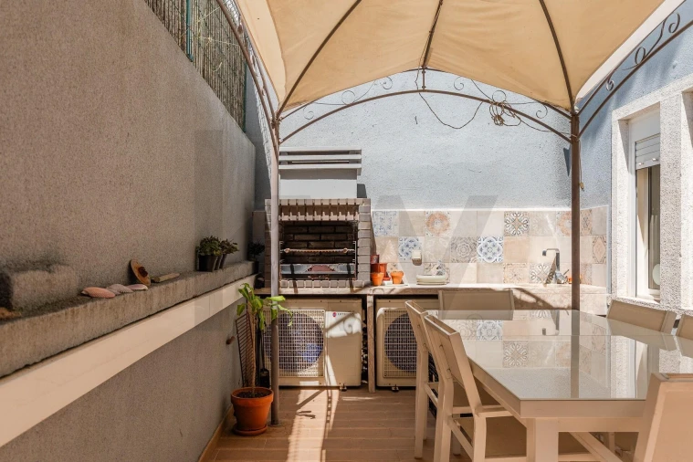 Apartamento T2 para Venda em Campolide Foto 3