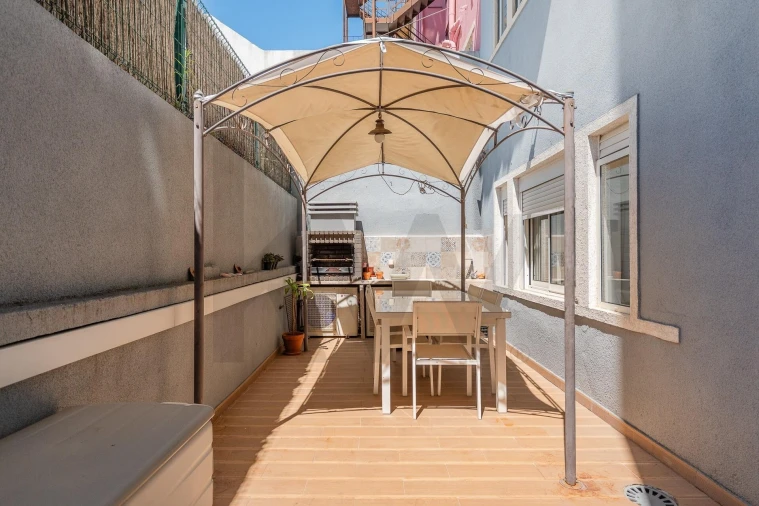 Apartamento T2 para Venda em Campolide Foto 2
