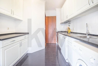 Apartamento T3 para Venda em Oeiras e São Julião da Barra, Paço de Arcos e Caxias