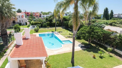 Moradia T6 para Venda em Quarteira