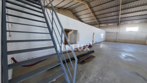 Armazém para Arrendamento em Monforte