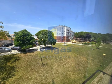 Apartamento T2 para Arrendamento em Laranjeiro e Feijó