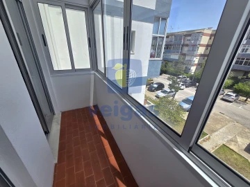 Apartamento T2 para Arrendamento em Laranjeiro e Feijó