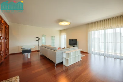 Apartamento T3 para Arrendamento em Glória e Vera Cruz