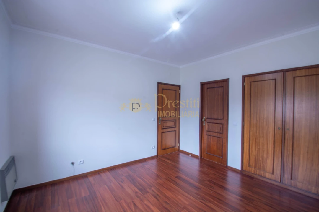 Apartamento T3 para Arrendamento em Creixomil Foto 11