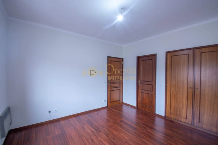 Apartamento T3 para Arrendamento em Creixomil Foto 11