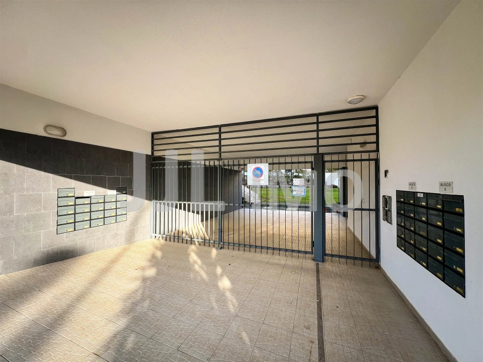 Apartamento T1 para Arrendamento em Rio de Mouro Foto 4