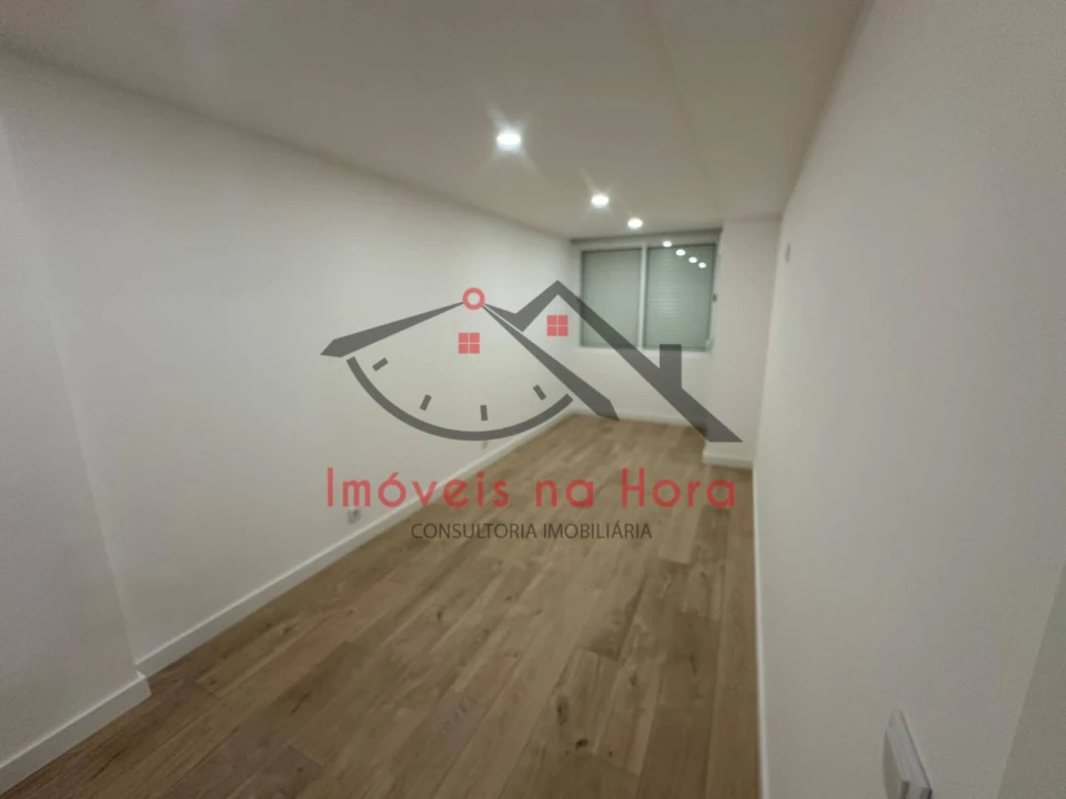 Apartamento T2 para Venda em Póvoa de Santa Iria e Forte da Casa Foto 4