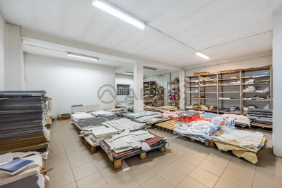 Armazém para Venda em Ferreiros e Gondizalves