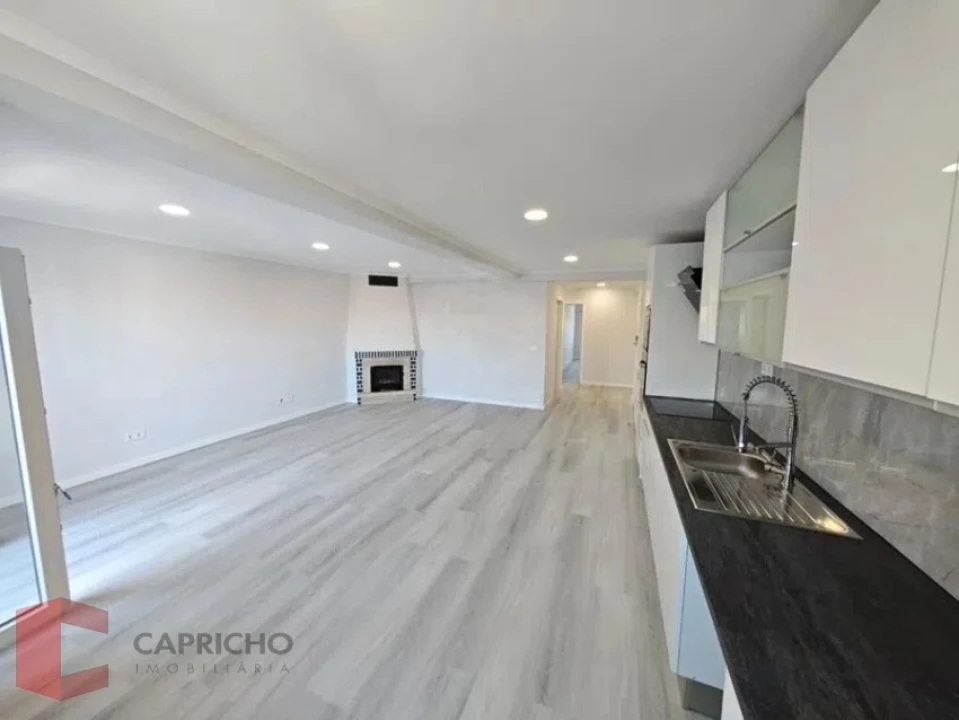 Apartamento T4 para Venda em Amora Foto 1