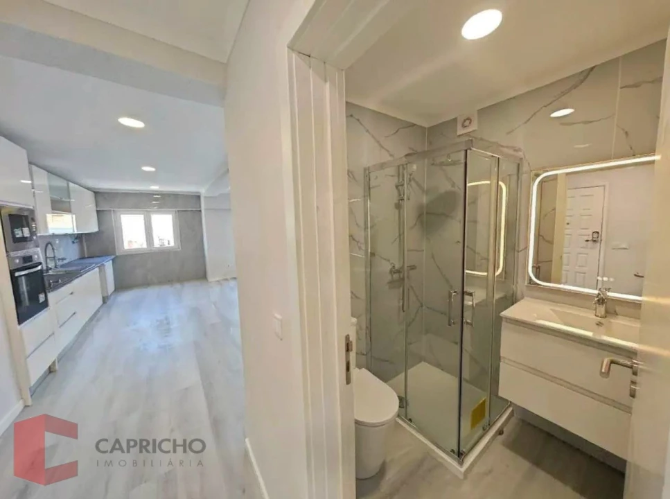 Apartamento T4 para Venda em Amora Foto 3