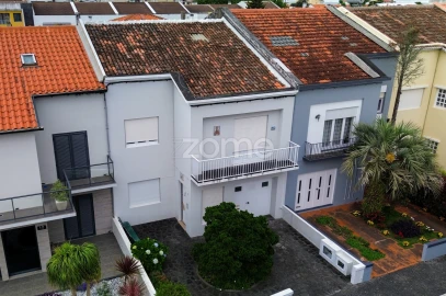 Moradia T5 para Venda em Ponta Delgada (São Pedro)