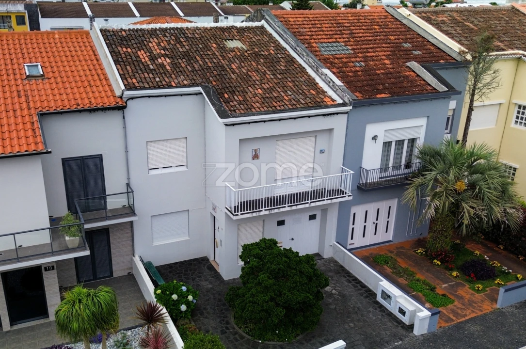 Moradia T5 para Venda em Ponta Delgada (São Pedro) Foto 1