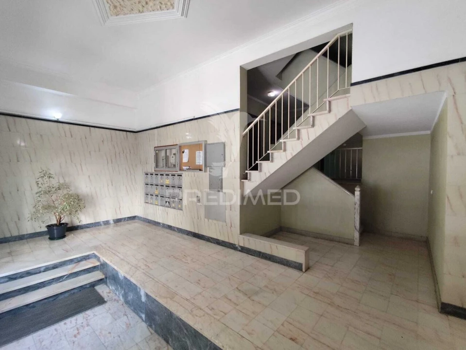 Apartamento T2 para Venda em Algueirão-Mem Martins Foto 2