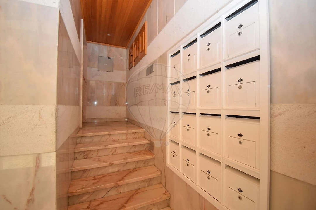 Apartamento T1 para Venda em Rio de Mouro Foto 17