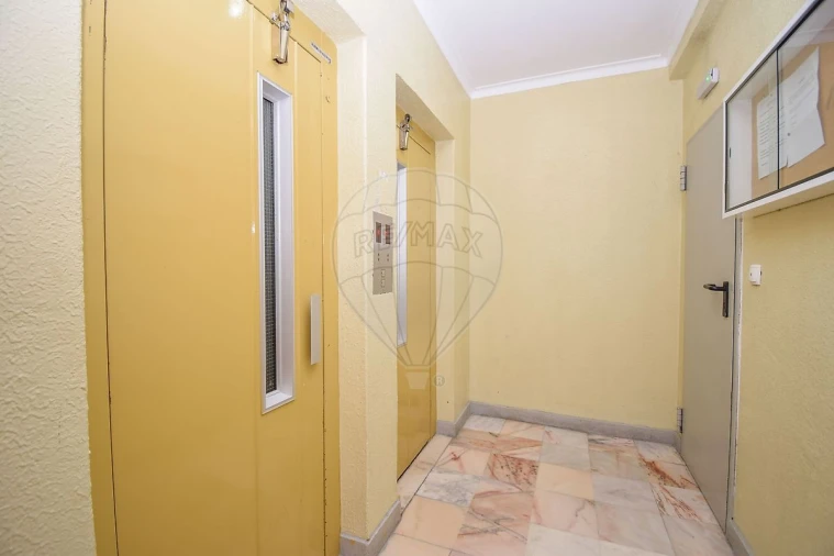 Apartamento T1 para Venda em Rio de Mouro Foto 2